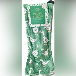 ENVOGUE OVERSIZED ST PATRICKS DAY THROW BLANKET  IRISH DUCKS/GEESE CLOVERS NEW